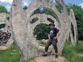 Peter Camani avec un seul des monolithes Screaming Head qu'il a créé sur sa propriété dans le canton de Ryerson, en Ontario.