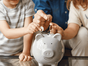 Les souvenirs d'enfance liés à l'argent peuvent jouer un rôle démesuré dans la façon dont les gens dépensent et épargnent à l'âge adulte.