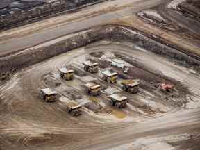 Des transporteurs lourds dans une mine de sables bitumineux près de Fort McMurray, en Alberta.
