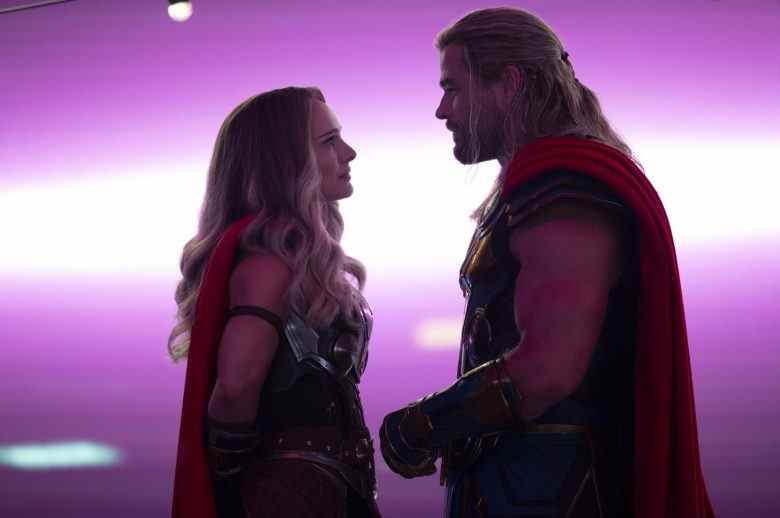 (LR) : Natalie Portman dans le rôle de Mighty Thor et Chris Hemsworth dans le rôle de Thor dans THOR : LOVE AND THUNDER des studios Marvel.  Photo de Jasin Boland.  ©Marvel Studios 2022. Tous droits réservés.