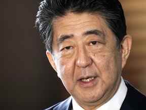 Le Premier ministre japonais sortant Shinzo Abe s'adresse aux médias alors qu'il arrive au bureau du Premier ministre pour une réunion du cabinet à Tokyo le 16 septembre 2020.