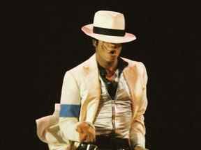 Michael Jackson se produit lors de la tournée BAD au stade de Wembley à Londres en 1988.