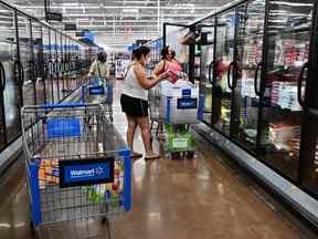 Les gens achètent des aliments surgelés dans un Walmart en Californie.