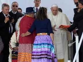 Le pape François s'adresse aux membres de la communauté autochtone au parc Muskwa à Maskwacis, Alberta, Canada, le 25 juillet 2022.