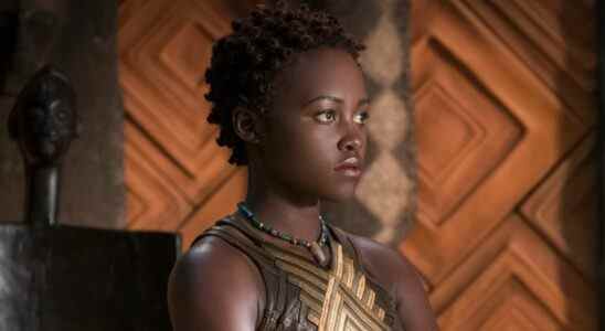 Lupita Nyong'o a mangé des fourmis volontairement et sa co-star de Black Panther 2 n'a pas pu s'arrêter avec les jeux de mots