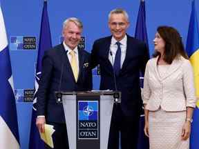 La ministre suédoise des Affaires étrangères Ann Linde et le ministre finlandais des Affaires étrangères Pekka Haavisto assistent à une conférence de presse avec le secrétaire général de l'OTAN Jens Stoltenberg, après avoir signé les protocoles d'adhésion de leurs pays au siège de l'alliance à Bruxelles, en Belgique, le 5 juillet 2022.