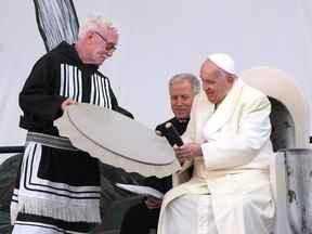Le pape François reçoit un tambour traditionnel en cadeau lors d'un événement public à Iqaluit, au Nunavut, le vendredi 29 juillet 2022, lors de sa visite papale à travers le Canada.
