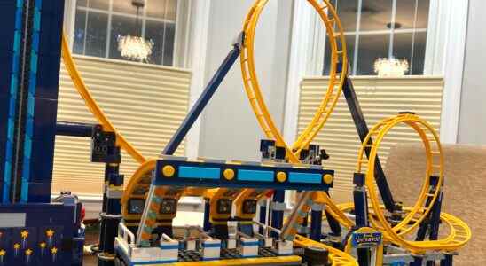 Nous construisons le LEGO : Loop Coaster, qui comprend 2 boucles dignes d'un Barf