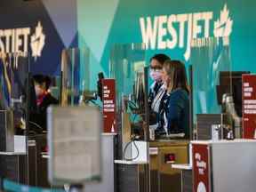 Le syndicat représentant plus de 700 employés de WestJet dans les aéroports de Calgary et de Vancouver a déclaré qu'il avait voté en faveur d'une grève s'il ne parvenait pas à conclure un nouveau contrat avec la compagnie aérienne.