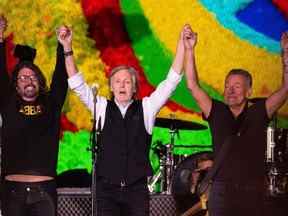 Dave Grohl, Paul McCartney et Bruce Springsteen saluent les fans du Glastonbury Festival à Somerset, en Angleterre, le samedi 25 juin 2022.