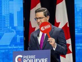 Pierre Poilievre prend part au débat à la direction du Parti conservateur du Canada anglophone à Edmonton le 11 mai 2022, qui selon l'un de ses responsables de campagne était 
