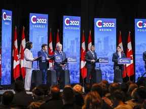Le Parti conservateur du Canada a décidé de tenir un troisième débat dans la course pour devenir son prochain chef.  Candidats, de gauche à droite, Leslyn Lewis, Roman Baber, Jean Charest, Scott Aitchison, Patrick Brown et Pierre Poilievre lors du débat à la direction du Parti conservateur du Canada en anglais à Edmonton, le 11 mai 2022.