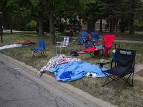 Des chaises et des couvertures sont laissées à l'abandon après une fusillade lors d'un défilé du 4 juillet à Highland Park, Illinois, le lundi 4 juillet 2022.