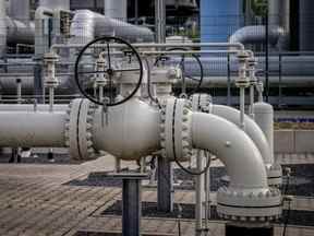 Des tuyaux de l'usine de stockage de gaz de Reckrod sont photographiés près d'Eiterfeld, dans le centre de l'Allemagne, le jeudi 14 juillet 2022, après l'arrêt du gazoduc Nord Stream 1 pour cause de maintenance. LA PRESSE CANADIENNE/AP-Michael Probst