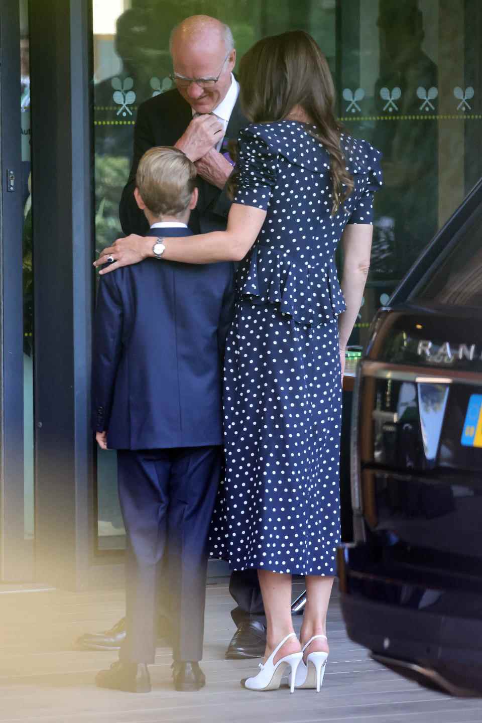 La patronne royale de Wimbledon, la duchesse de Cambridge, met son bras autour de son fils aîné, le prince George, à leur arrivée pour la finale du simple messieurs à Wimbledon.  (Getty Images)