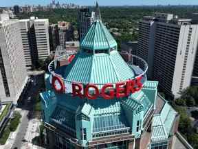 Le Rogers Building, le campus d'entreprise au sommet vert du conglomérat médiatique canadien Rogers Communications, est vu au centre-ville de Toronto, le 14 juillet 2022.