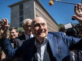 L'ancien président de la FIFA, Sepp Blatter, réagit en quittant le Tribunal pénal fédéral suisse après le verdict de son procès pour un paiement frauduleux présumé, dans la ville de Bellinzona, dans le sud de la Suisse, le 8 juillet 2022.