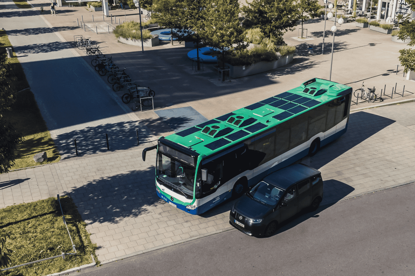 Vue à vol d'oiseau du kit de bus solaire de moteurs sono -- panneaux solaires sur le dessus d'un bus vert