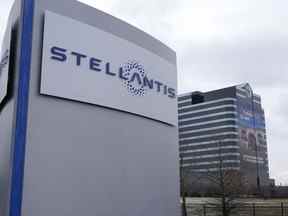 Un panneau Stellantis est vu à l'extérieur du Chrysler Technology Center, à Auburn Hills, Michigan, le 19 janvier 2021.