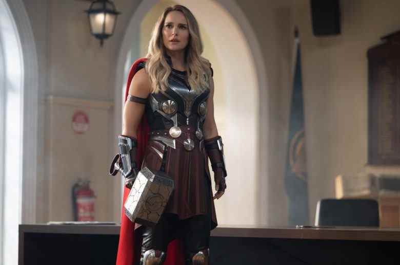 Natalie Portman dans le rôle de The Mighty Thor dans THOR: LOVE AND THUNDER des studios Marvel.  Photo de Jasin Boland.  ©Marvel Studios 2022. Tous droits réservés.