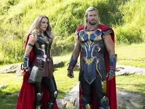 Natalie Portman en tant que Mighty Thor et Chris Hemsworth en tant que Thor dans Thor: Love and Thunder de Marvel Studios.