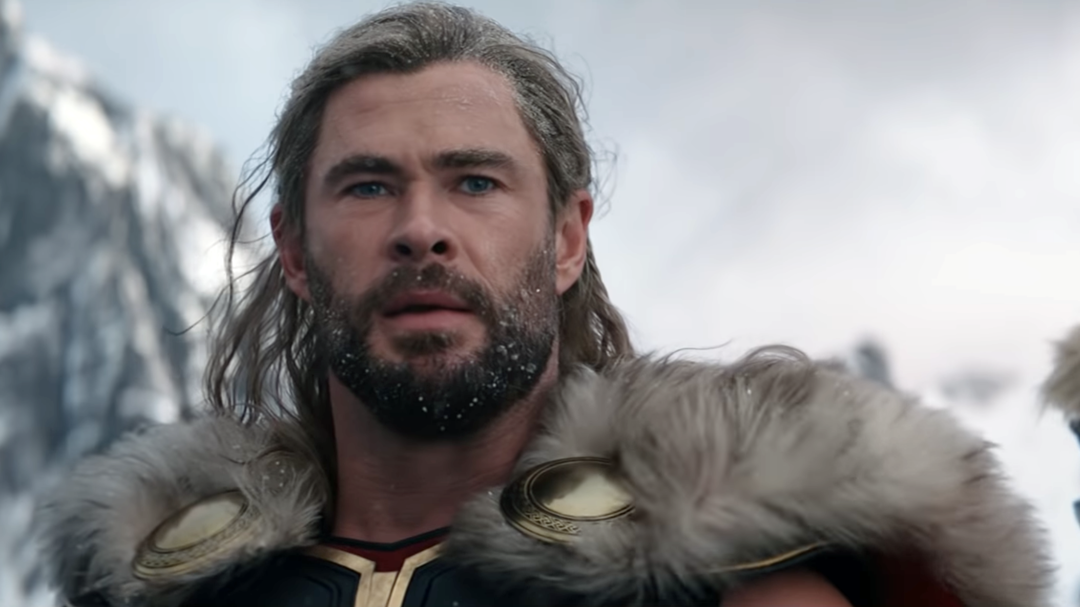 Un Thor vêtu de fourrure regarde la distance glaciale dans la bande-annonce Thor: Love and Thunder