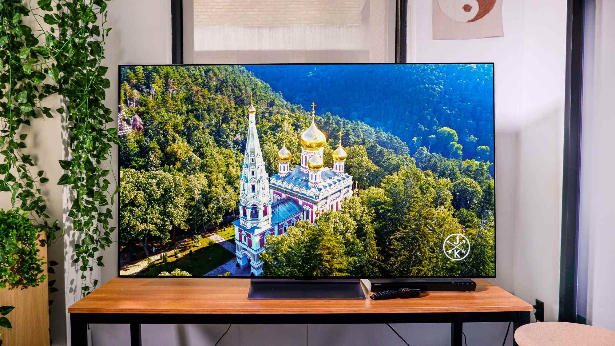 Téléviseur OLED LG G2 sur meuble télé