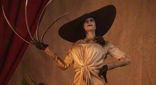 Tout le monde doit être normal à propos de cette statue de Lady Dimitrescu haute de trois pieds