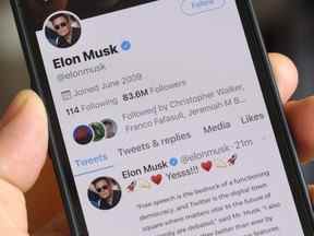 Le profil Twitter d'Elon Musk avec plus de 80 millions d'abonnés est affiché sur un téléphone portable le 25 avril 2022 à Chicago.