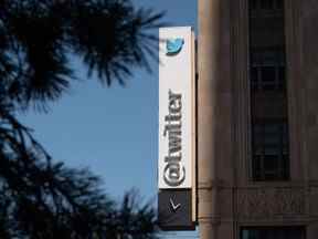 Le logo Twitter à l'extérieur de son siège à San Francisco.