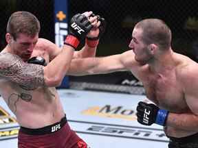 Dans cette image fournie par l'UFC, (RL) Sean Strickland frappe Brendan Allen dans un combat de poids de 195 livres lors de l'événement UFC Fight Night à l'UFC APEX le 14 novembre 2020 à Las Vegas, Nevada.