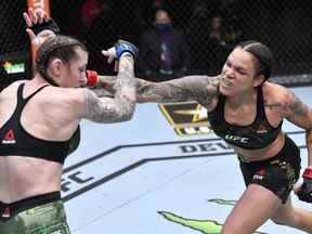 6 mars 2021 ;  Las Vegas, NV, États-Unis ;  Amanda Nunes du Brésil frappe Megan Anderson d'Australie dans leur combat de championnat poids plume UFC lors de l'événement UFC 259 à l'UFC APEX le 06 mars 2021 à Las Vegas, Nevada.