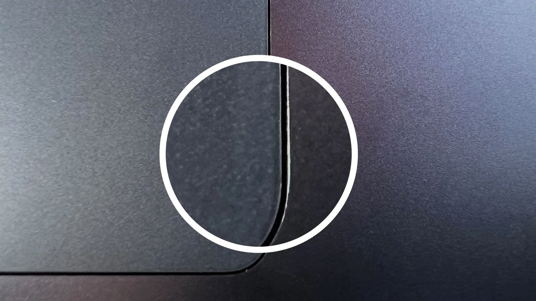 Une image en gros plan du pavé tactile sur un MacBook Air M2 de couleur minuit, montrant des éraflures