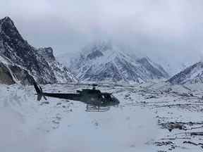 Cette photo prise le 16 janvier 2021 et publiée par Seven Summit Treks, montre un hélicoptère de l'armée pakistanaise survolant le camp de base du mont K2, qui est la deuxième plus haute montagne du monde, dans la région de Gilgit-Baltistan de nord du Pakistan.