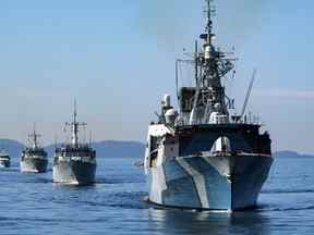 Le NCSM Regina dirige une formation de navires de la Marine royale canadienne dans le détroit de Géorgie au large de la côte ouest du Canada en avril 2020.