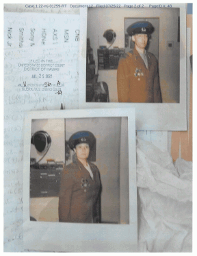 Walter Glenn Primrose et Gwynn Darle Morrison sont photographiés portant des uniformes du KGB, l'ancienne agence d'espionnage russe dans les documents judiciaires.