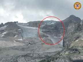 Une photo des services de secours alpins montre où un glacier de glace s'est effondré sur la montagne Marmolada, Italie, le 3 juillet 2022.