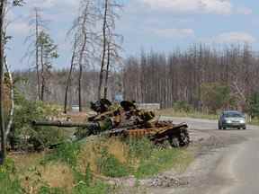 Une vue montre un char détruit le long de la route à l'extérieur de la ville de Sievierodonetsk dans la région de Louhansk, en Ukraine, le 1er juillet 2022.