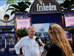 Manager de Tivoli Friheden Henrik Ragborg Olsen parle à la presse à l'extérieur du parc d'attractions Tivoli Friheden fermé, à Aarhus, dans l'ouest du Danemark, après qu'une jeune fille de 14 ans a été tuée et un garçon de 13 ans blessé dans un accident de montagnes russes sur 14 juillet 2022.