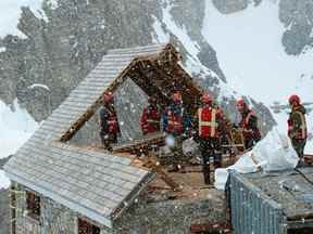 Les travailleurs démantèlent la cabane Abbot Pass Refuge sur cette photo non datée.