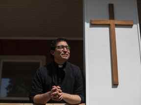 Le révérend Cristino Bouvette photographié à Edmonton, le jeudi 30 juin 2022. Le prêtre d'origine mixte italienne, métisse et crie est le directeur liturgique national pour la visite papale du 24 au 29 juillet.