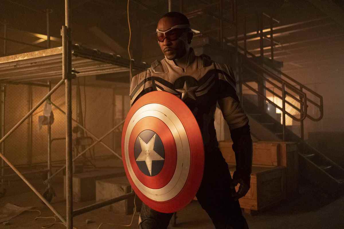 Anthony Mackie dans le nouveau costume de Captain America dans Falcon and the Winter Soldier