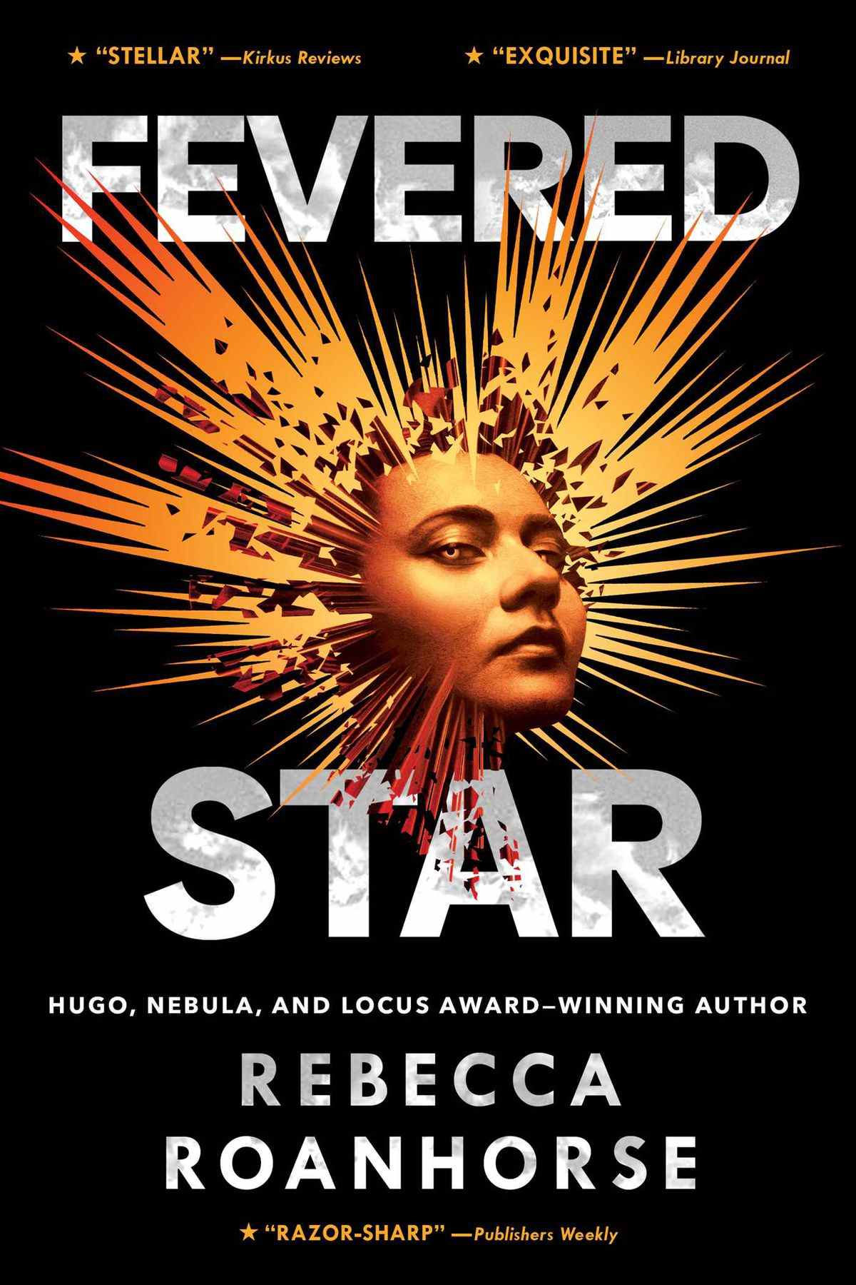 La couverture de Fevered Star, qui centre un visage avec une lumière dorée illustrée perçant autour de lui.