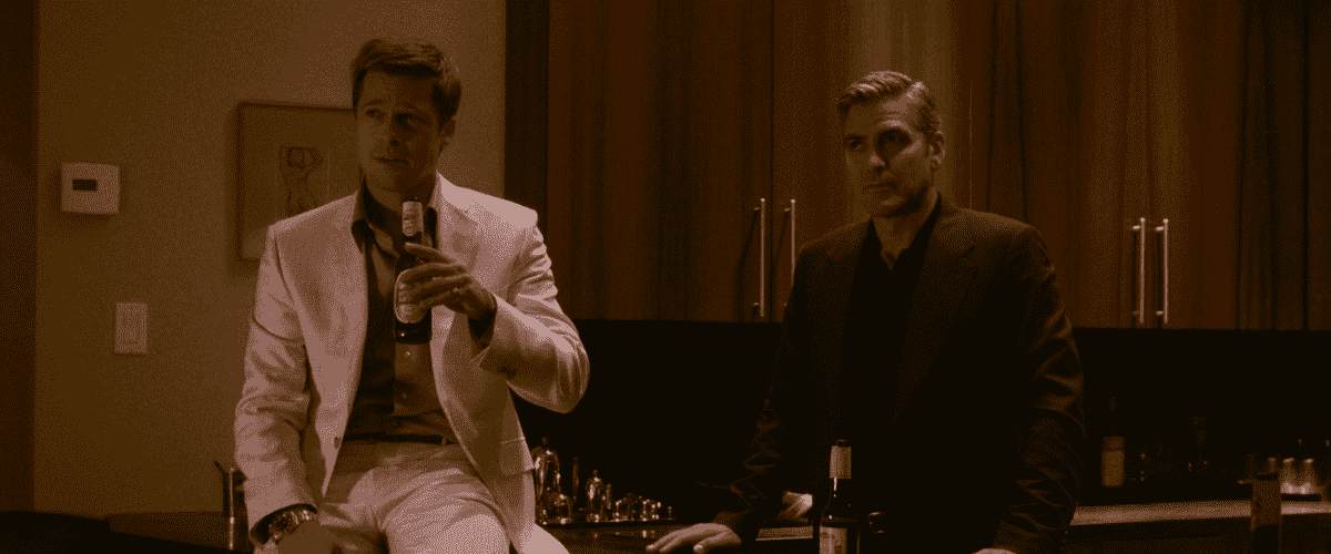 Brad Pitt et George Clooney dégustent une boisson fraîche dans Ocean's 13