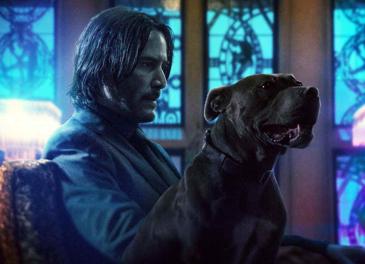 John Wick (Keanu Reeves) avec un chien.
