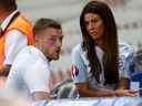 L'Anglais Jamie Vardy avec sa femme Rebekah à la fin du match contre l'Islande à l'Euro 2016 à Nice, France, le 27 juin 2016.