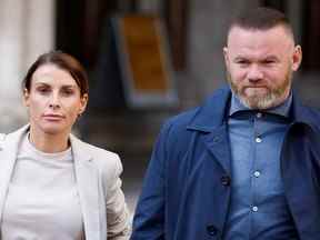 Wayne Rooney, directeur du comté de Derby, et son épouse Coleen Rooney quittent la Royal Courts of Justice de Londres, en Grande-Bretagne, le 13 mai 2022.