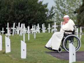 Le pape François prie au cimetière Ermineskin à Maskwacis, en Alberta, le 25 juillet.