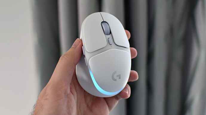 La souris de jeu Logitech G705 tient dans une main.
