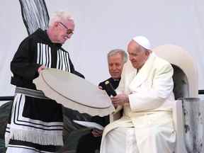 Le pape François reçoit un tambour traditionnel en cadeau à Iqaluit, au Nunavut, le 29 juillet 2022, lors de sa visite papale à travers le Canada.